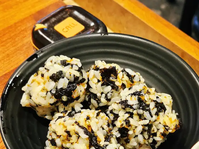 검은 접시에 담긴 큼직한 주먹밥