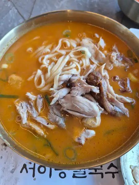 푸짐한 닭고기 칼국수