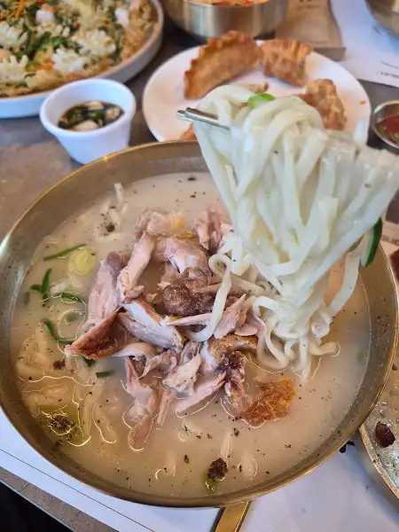 면발을 들어 올리는 모습