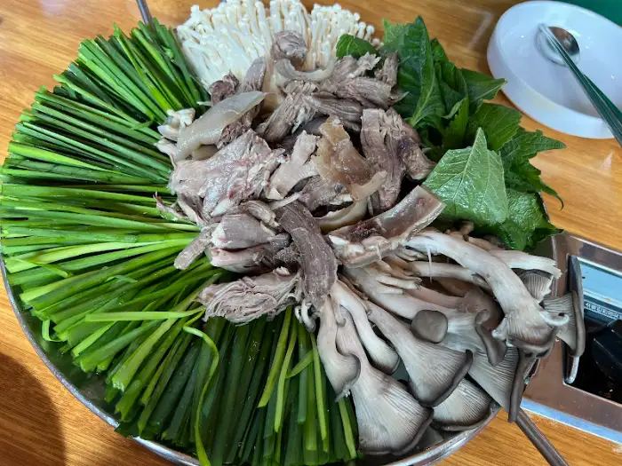 푸짐하게 담긴 염소전골