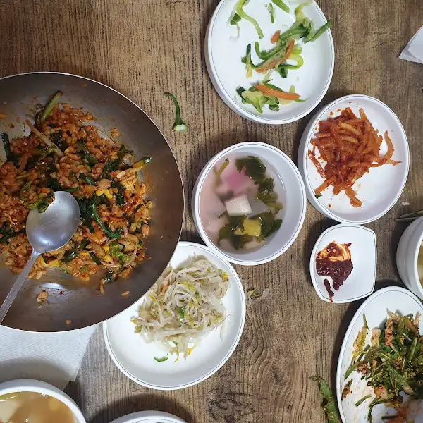 보리밥 비빔밥과 된장찌개, 그리고 곁들임 반찬들이 놓여있는 모습