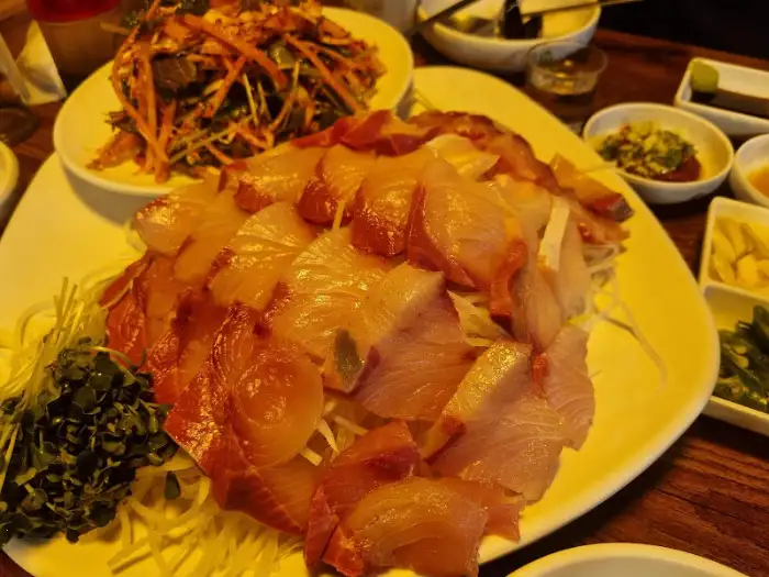 푸짐하게 차려진 신선한 회 한상차림