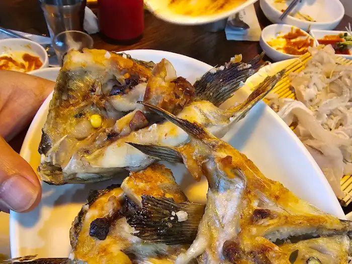 오독오독 씹히는 맛이 일품인 도다리 세꼬시