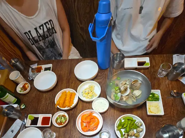 푸짐하게 차려진 테이블에 놓인 다양한 해산물 요리들