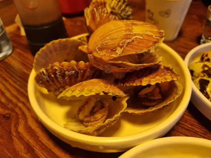 찜기에 담겨 나온 홍가리비찜