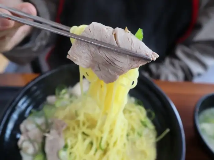 고기 국수의 면발과 고기