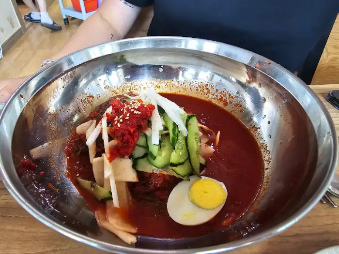 먹음직스러운 비빔냉면 비주얼