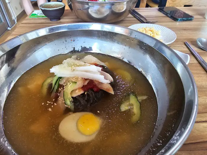 시원한 육수가 돋보이는 물냉면