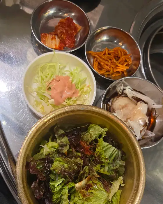 푸짐하게 차려진 기본 반찬과 샐러드