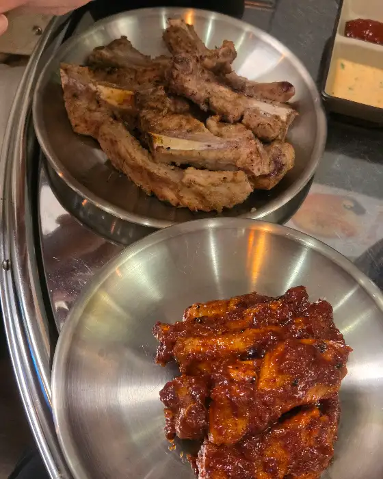 먹음직스럽게 구워진 간장 쪽갈비와 양념 쪽갈비