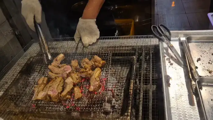 숯불 위에서 맛있게 익어가는 쪽갈비