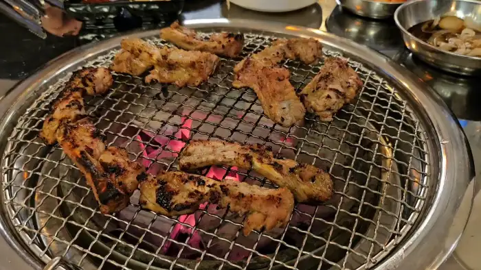 테이블 위에서 구워지고 있는 쪽갈비