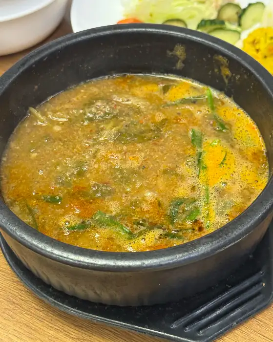 정갈하게 담겨 나온 장어탕