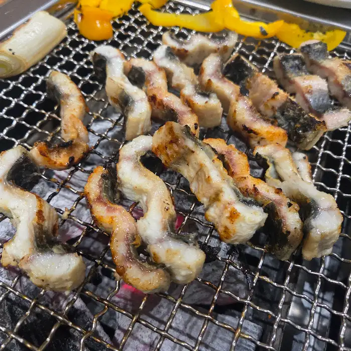 숯불 위에서 맛있게 구워지고 있는 장어