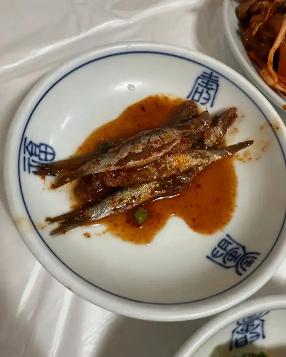 멸치회무침에 담긴 멸치