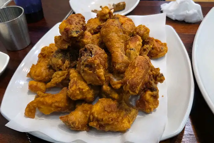 먹음직스러운 후라이드 치킨이 접시에 담겨 있습니다.