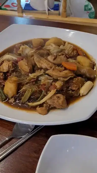 양념이 잘 배인 찜닭 위로 집게가 움직이는 모습