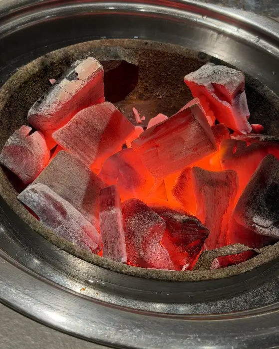 숯불 위에서 맛있게 익어가는 돼지갈비