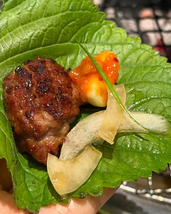 깻잎에 싸서 먹는 돼지갈비 한 점