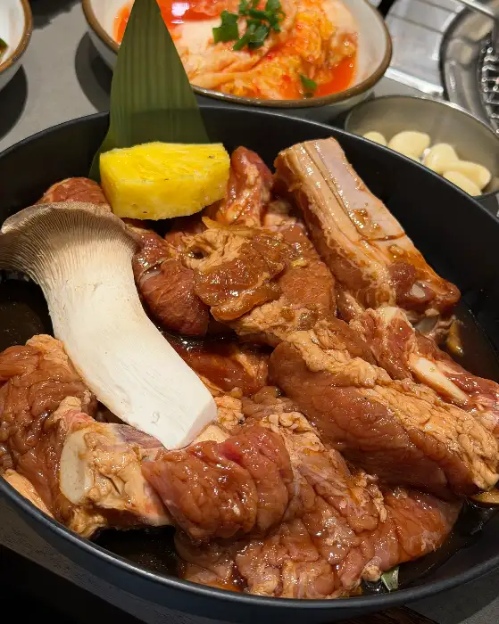 푸짐하게 담긴 돼지갈비와 곁들임 찬