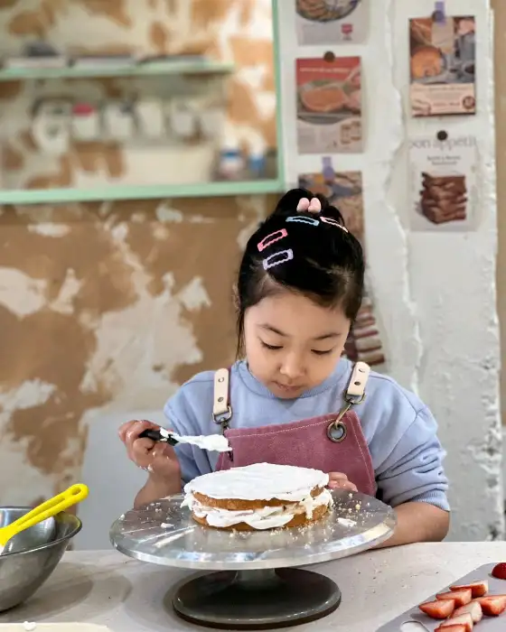 아이가 케이크를 만들고 있는 모습