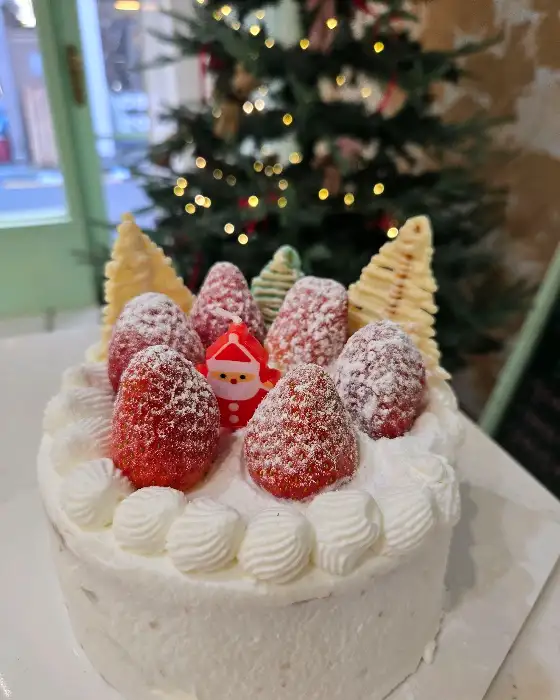 딸기 생크림 케이크와 크리스마스 장식