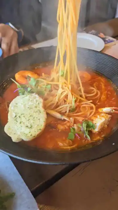 푸짐한 해산물이 들어간 토마토 파스타