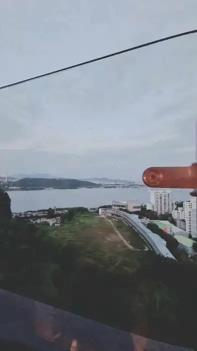 창밖으로 보이는 한강과 도시의 풍경