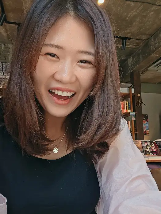 코랄커피에서 웃고 있는 여성