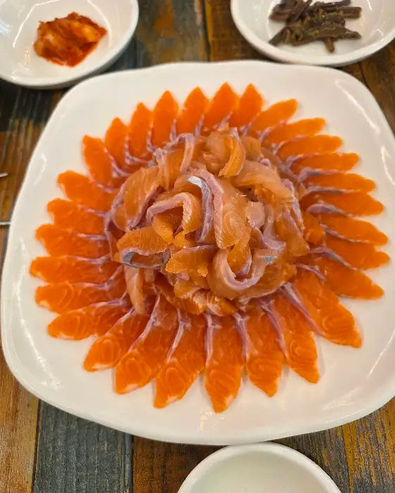 먹음직스럽게 차려진 송어회 한 접시