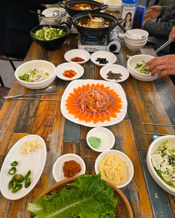 테이블 가득 차려진 푸짐한 한상차림