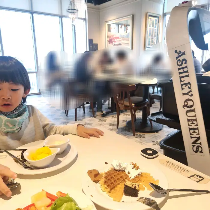 어린이가 와플을 먹고 있는 모습