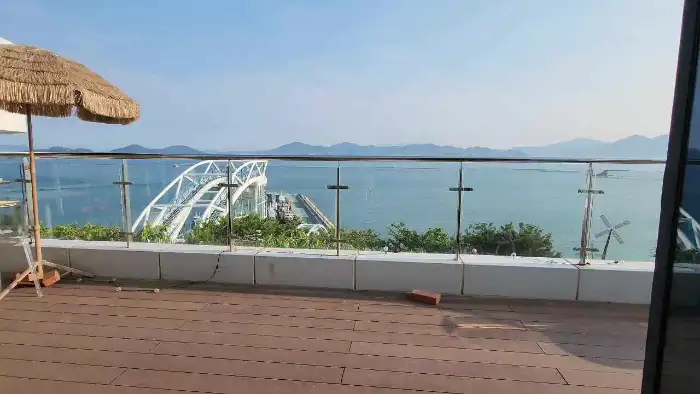 카페 청널 전경과 바다 풍경