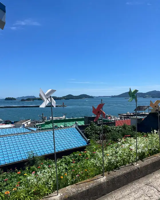 카페 테라스에서 바라본 바다 풍경과 풍차