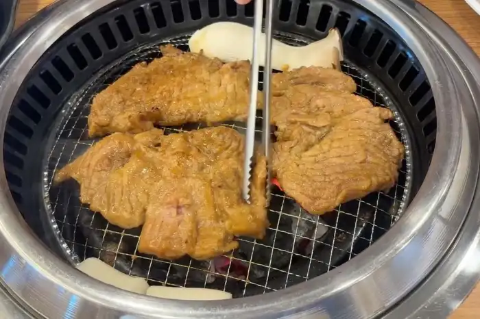 솔가숯불갈비 남원점의 숯불 위에서 맛있게 구워지고 있는 돼지갈비