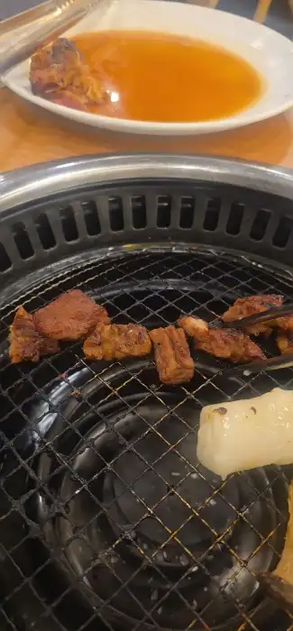 솔가숯불갈비 남원점의 숯불 위에서 구워지는 다양한 종류의 돼지갈비 조각들