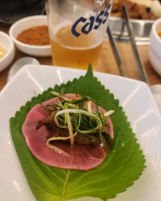 솔가숯불갈비 남원점에서 돼지갈비를 깻잎쌈으로 즐기는 모습