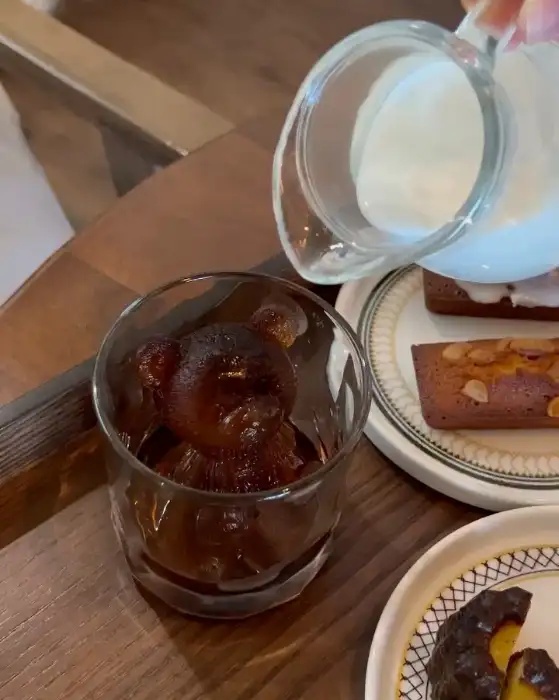 아이스 커피와 함께 나온 디저트