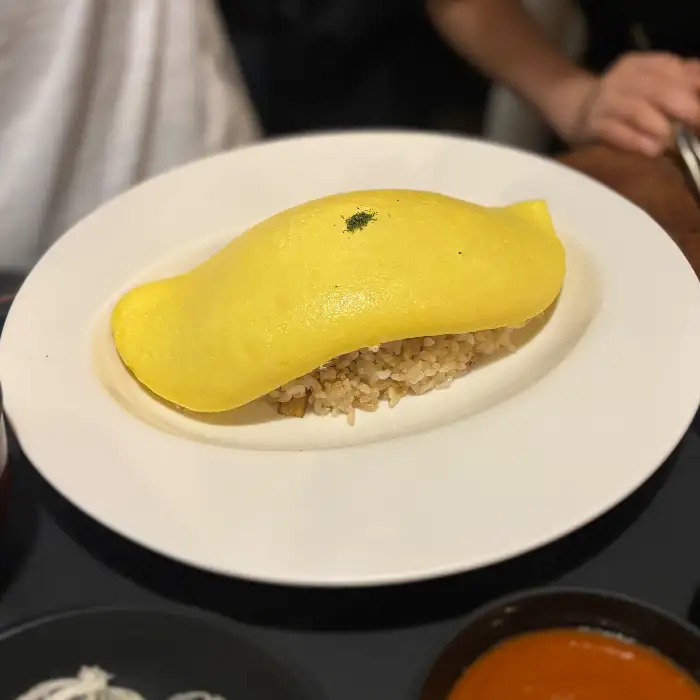 부드러운 계란 이불의 오므라이스