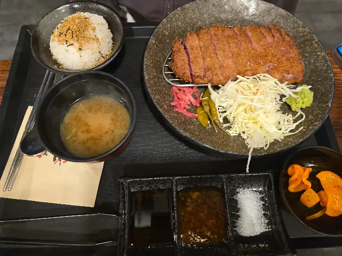 한상 차림의 규카츠와 오므라이스