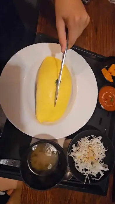 오므라이스 자르는 모습