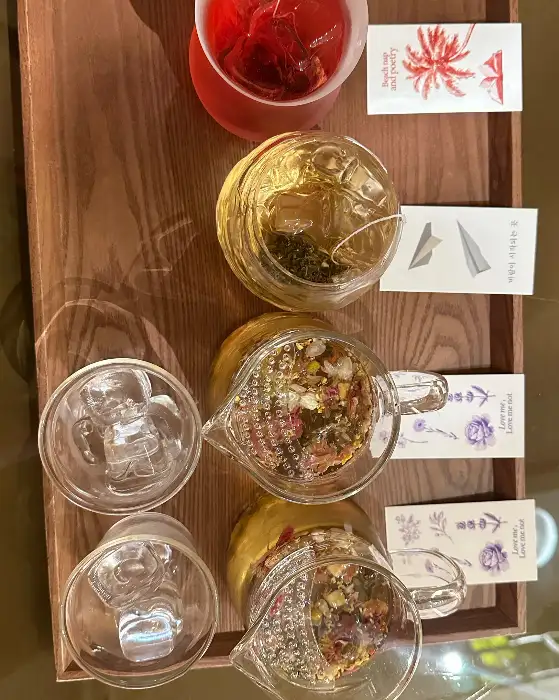 다양한 종류의 차가 담긴 찻잔과 찻주전자