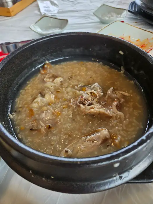 삼계탕 국물 속 닭고기와 녹두