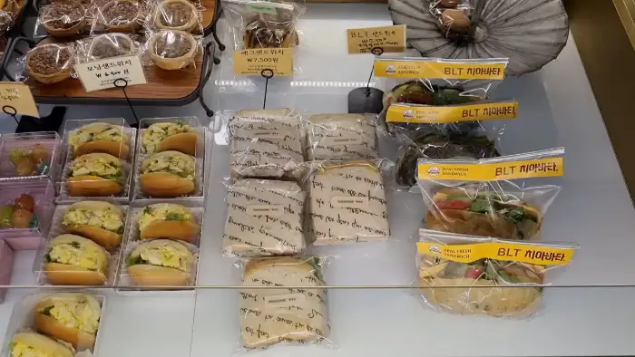 샌드위치와 빵 진열대
