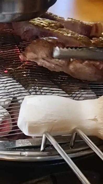 숯불 위에서 맛있게 구워지는 목살