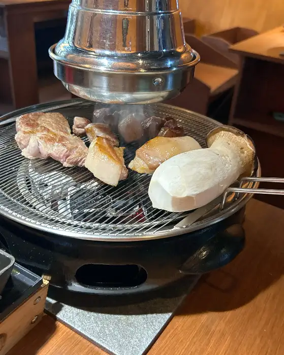 버섯과 함께 구워지는 목살