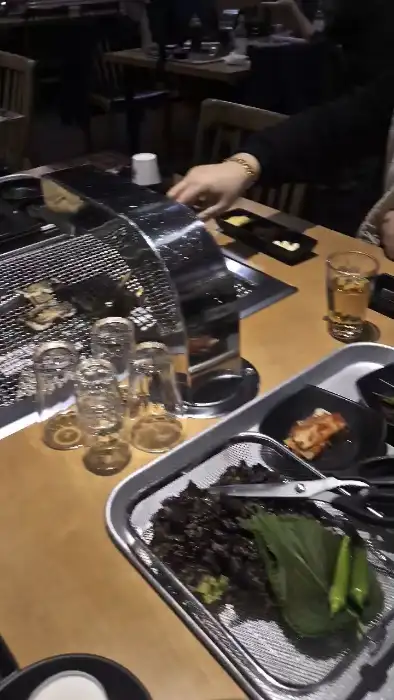 식탁 위에 준비된 쌈 채소와 곁들임 반찬