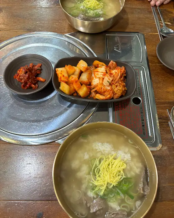 곰탕 한 그릇과 김치, 깍두기
