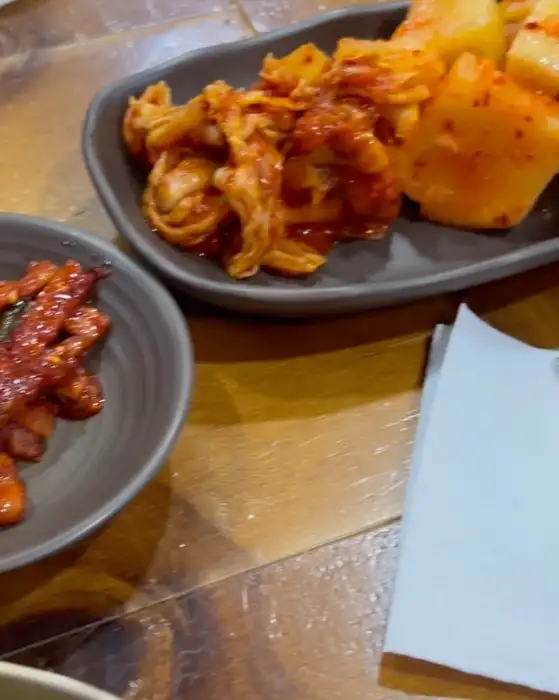 다양한 반찬이 담긴 그릇들