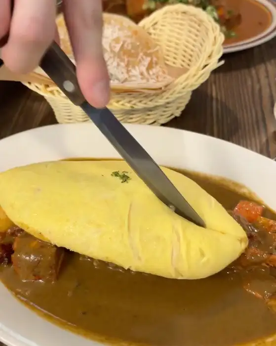 커리 위에 얹어진 닭다리살 조각